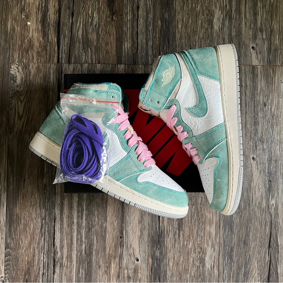 Jordan Retro 1s “TURBO GREEN” - Picture 3 of 4